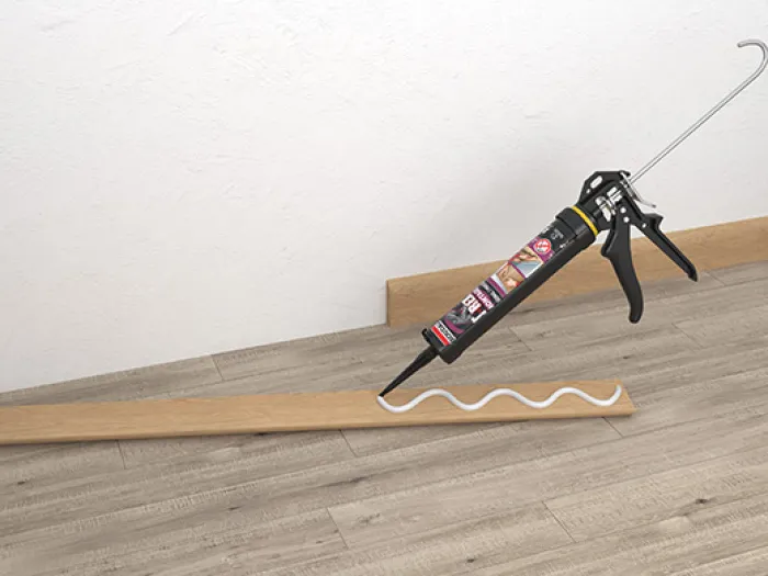Plinten en ornamenten verlijmen